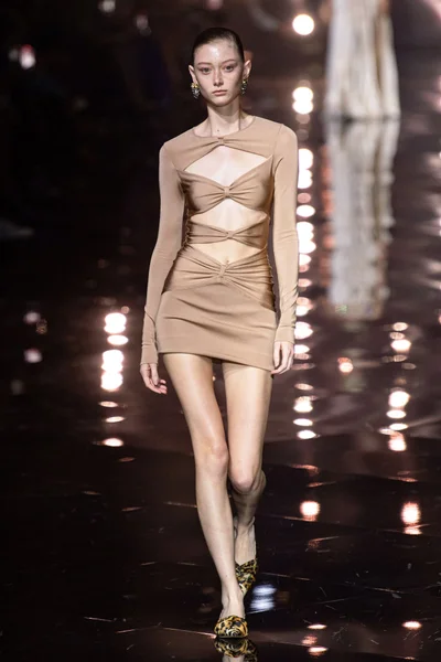 Look 16